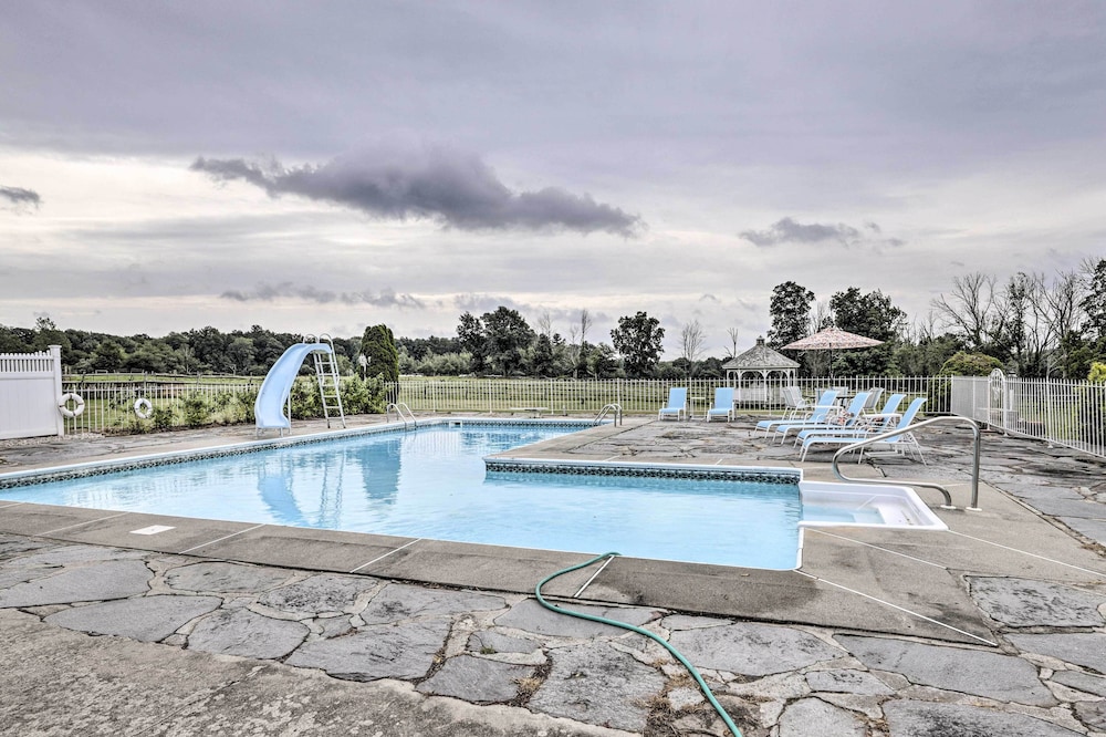 Charming Farmhouse with Pool And Fishing Pond — 4-Star Luxury Hotel in Hartford, United States