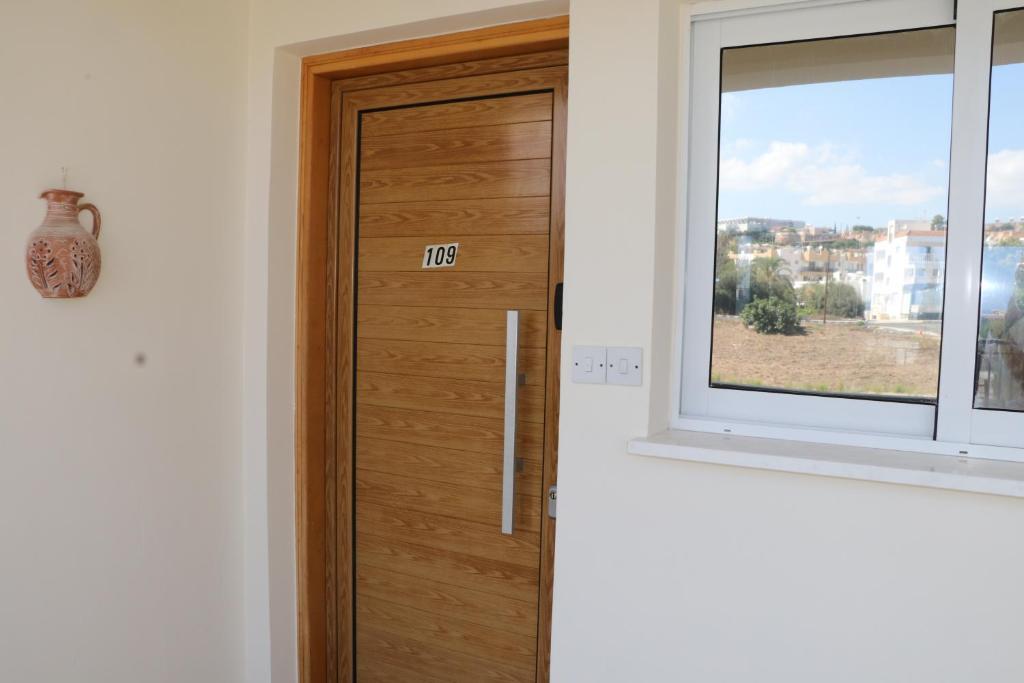 Sunset apartment with pool & 10 mins to Venus beach