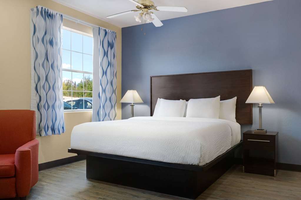 Days Inn & Suites by Wyndham Euless DFW Airport South - photo 18