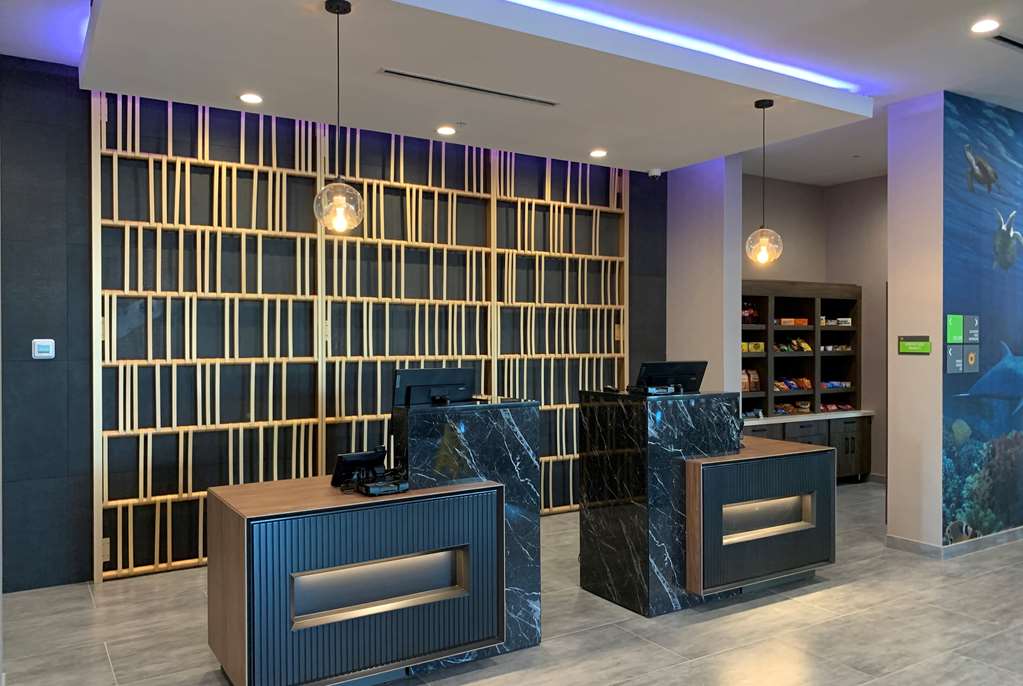 La Quinta Inn & Suites by Wyndham Galveston North at I 45 - photo 5