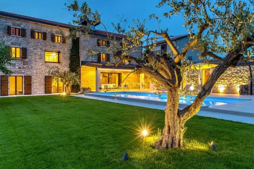 Charming stone Villa CX with large 50m2 heated pool — 4-Star Luxury Hotel in Brtonigla, Croatia