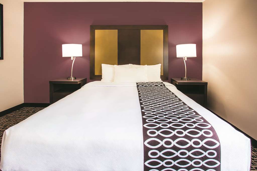 La Quinta Inn & Suites by Wyndham Cincinnati NE Mason - photo 14