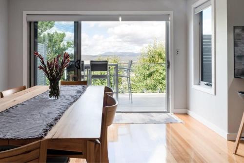 Breathtaking Views with Parking in Trevallyn — hotel in Invermay