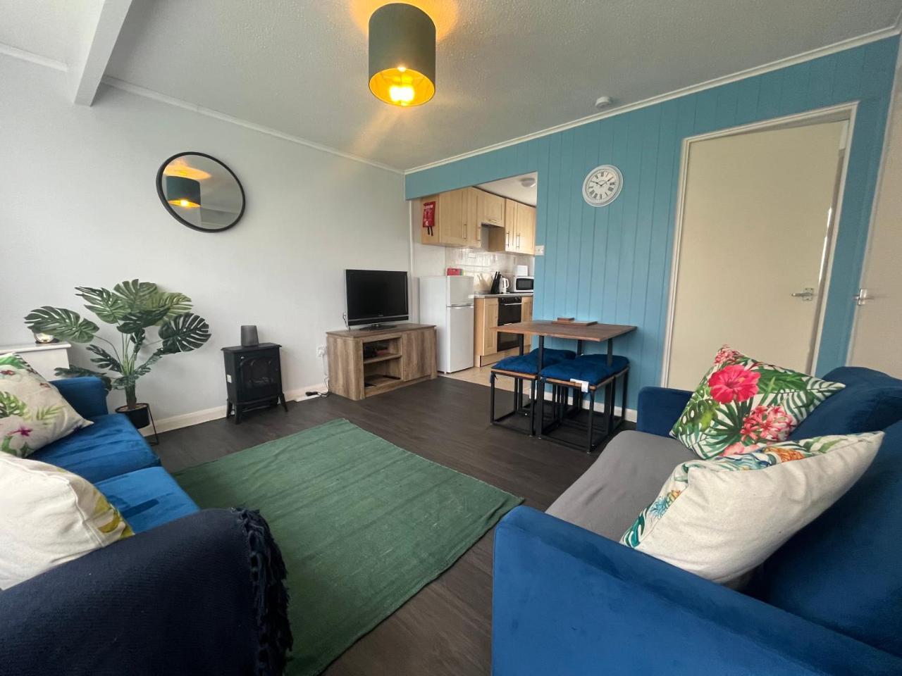 Macs Shack Two bed Chalet on California Sands Holiday Park Sleeps 5 pet friendly includes FREE pool passes plus bed linen and towels included only 300m from the beach — 4-Star Luxury Hotel in Great Yarmouth, United Kingdom