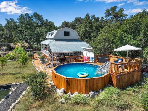 Barnhouse - carbon neutral hotel in New Braunfels