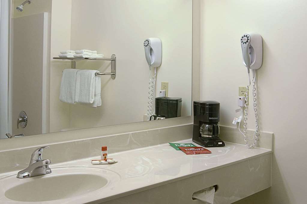 Super 8 by Wyndham Topeka at Forbes Landing - photo 4