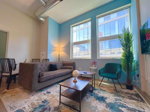 Stylish 2BR Apartment with Optional Parking Patio and Gym Near McCormick Place Shedd Aquarium Field Museum & Lakefront Trail — 4-Star Luxury Hotel in Chicago, United States