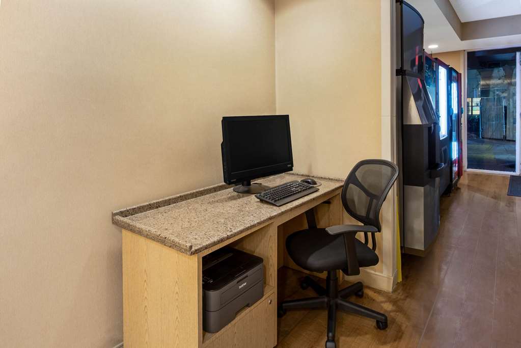 La Quinta Inn & Suites by Wyndham West Palm Beach Airport - photo 30
