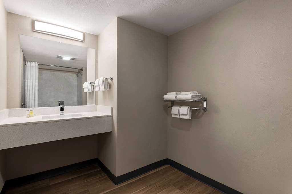 Days Inn by Wyndham Memphis at Graceland - photo 15