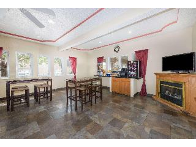 Days Inn by Wyndham Ottumwa - photo 4