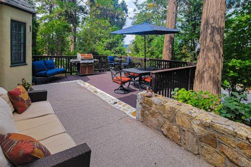 Vintage Village Walk Cottage — 4-Star Luxury Hotel in Lake Arrowhead, United States