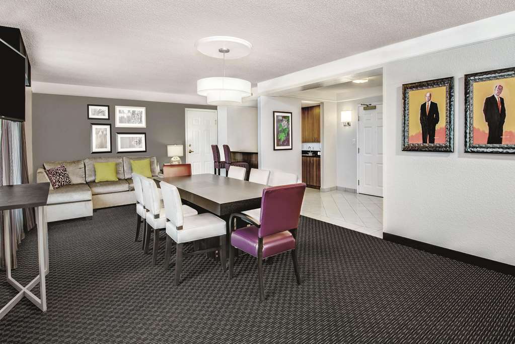 La Quinta Inn & Suites by Wyndham San Antonio Riverwalk - photo 42