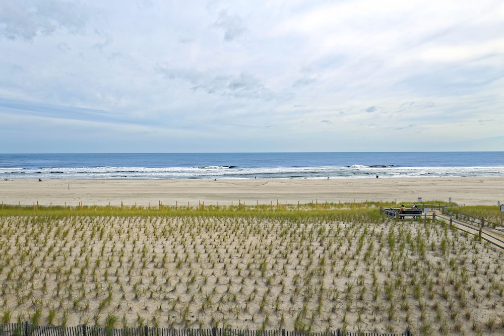 Drifting Sands Oceanfront Hotel - photo 50