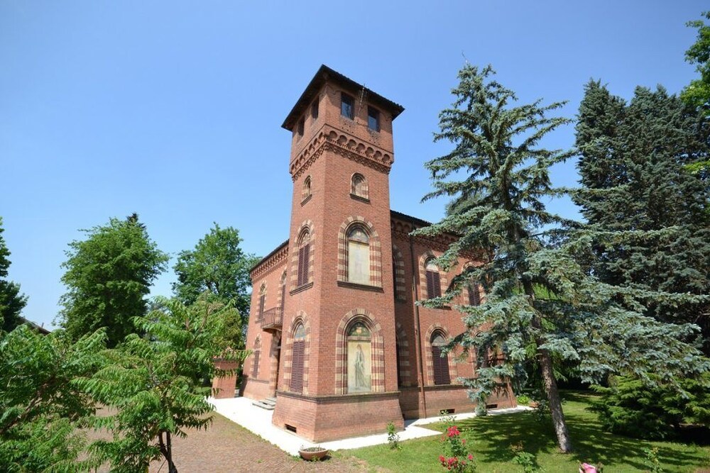 Bed & Breakfast OttoQuadri — 4-Star Luxury Hotel in Quattordio, Italy
