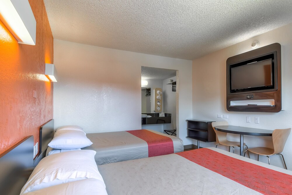 Motel 6 Los Angeles Long Beach - photo 10