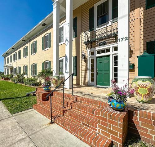 Cozy Quiet St Augustine Private Condo 2bed 1 bath Sleeps 6 Steps to Historic St Augustine Center & All Tourist Attractions Restaurants Cafes Backyard Porch — 4-Star Luxury Hotel in Saint Augustine, United States