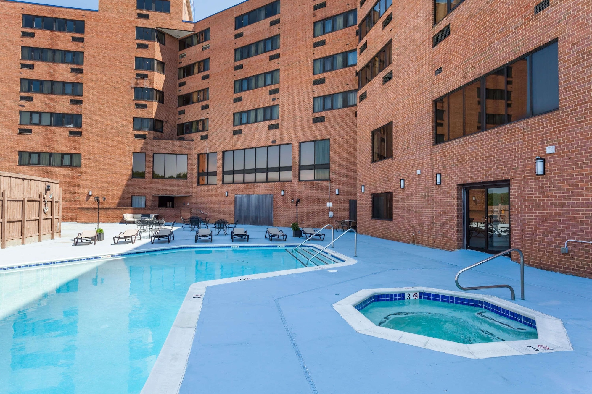 APM Inn and Suites - photo 35