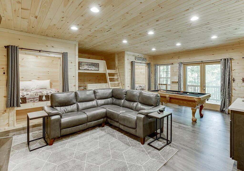 Luxury Cabin Sleeps 8 with creekside fire pit near Helen GA — 4-Star Luxury Hotel in Cleveland, United States