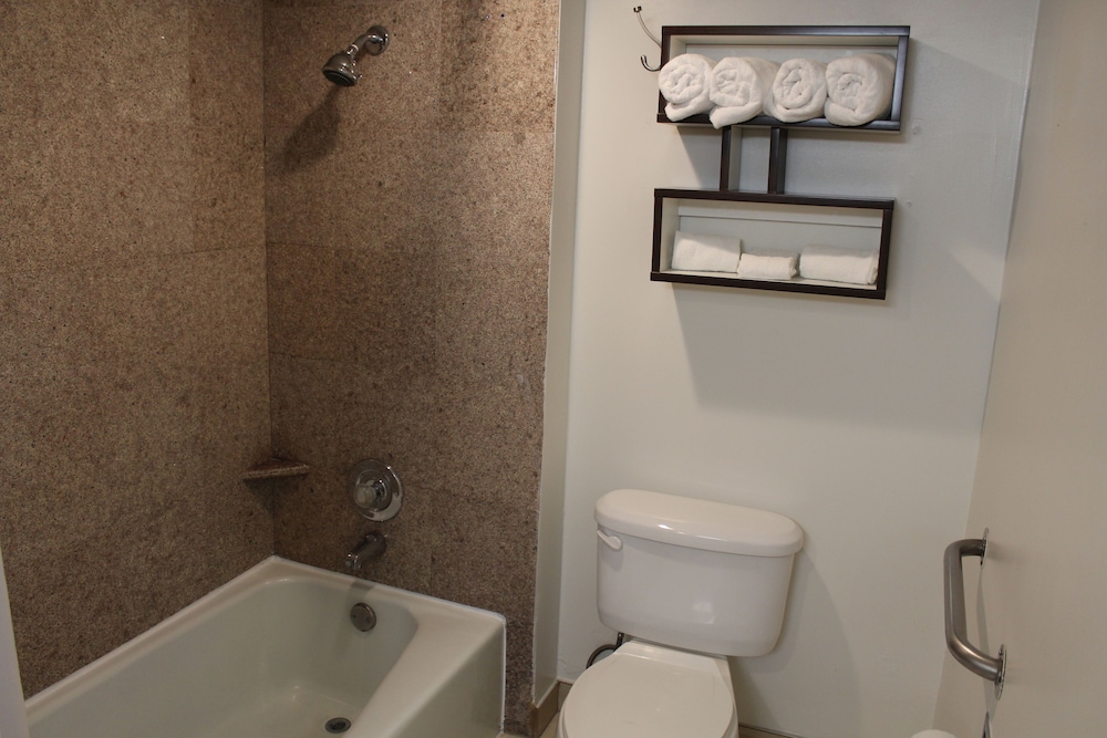 Howard Johnson by Wyndham San Diego Hotel Circle - photo 14
