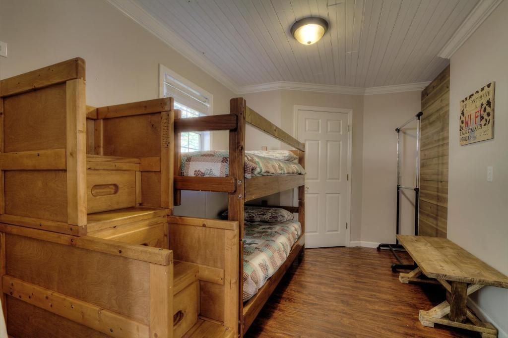 5Bedrooms 4King Beds Outstanding Location Hottub — hotel in Sevierville