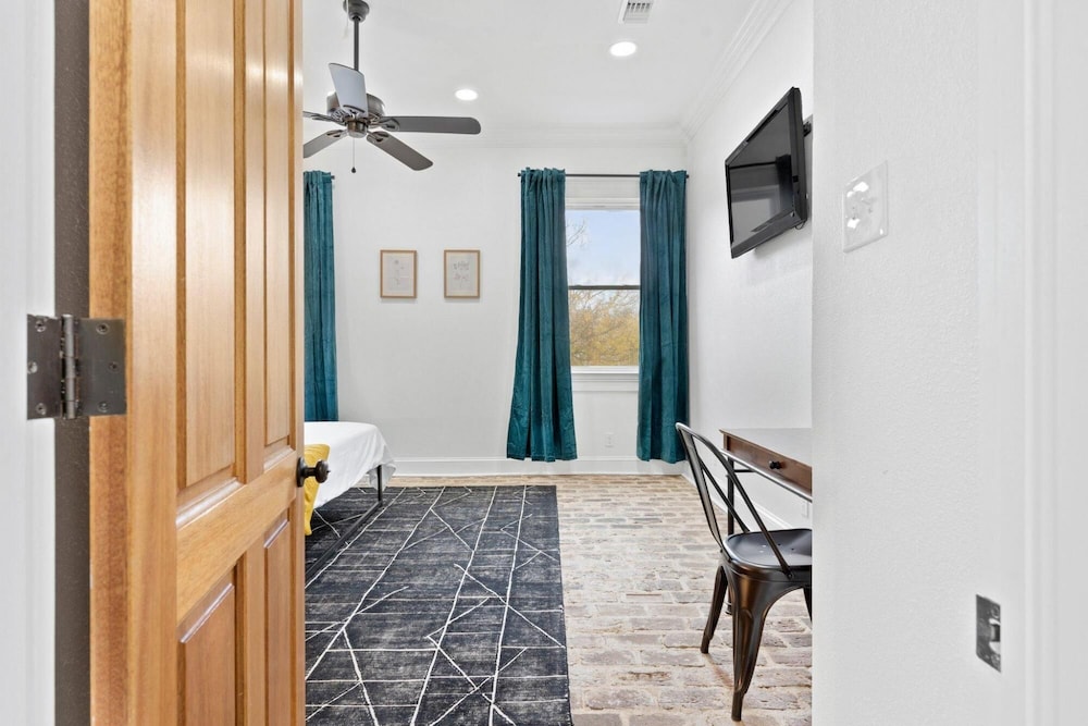 Mid City 2BR w Balcony Near Canal Streetcar - photo 16