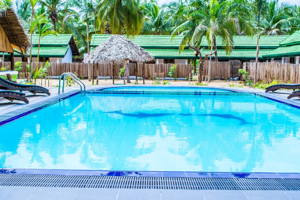 Ocean Wind Beach Resort - carbon neutral hotel in Puttalam