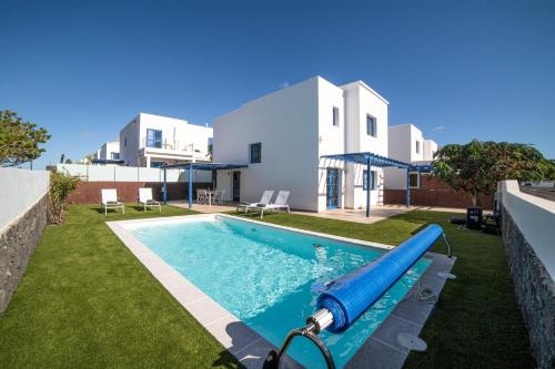 Beautiful Detached Lanzarote Villa 3 Bedrooms Villa Galway Bay Stunning Views Close to Amenities Playa Blanca — 4-Star Luxury Hotel in Playa Blanca, Spain