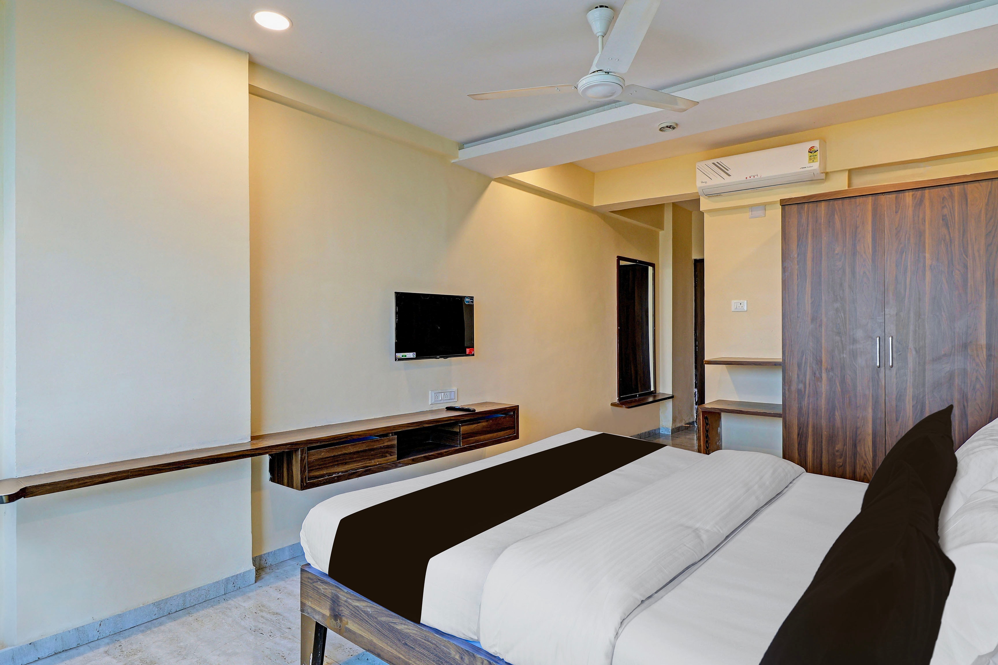 Hotel O Om Shiv — Vadodara