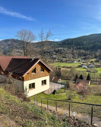 Les 2 Sapins 10 Personnes Lits Faits Serviettes Et Menage Inclus - carbon neutral hotel in Unknown City