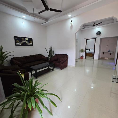 Leela Homestay Jabalpur Lily 2 BHK Luxury appartment — 4-Star Luxury Hotel in Jabalpur, India