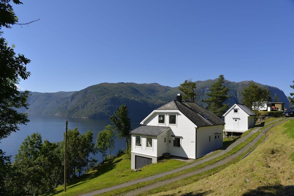 Ørneredet Eagle's Nest — 4-Star Luxury Hotel in Stordal, Norway