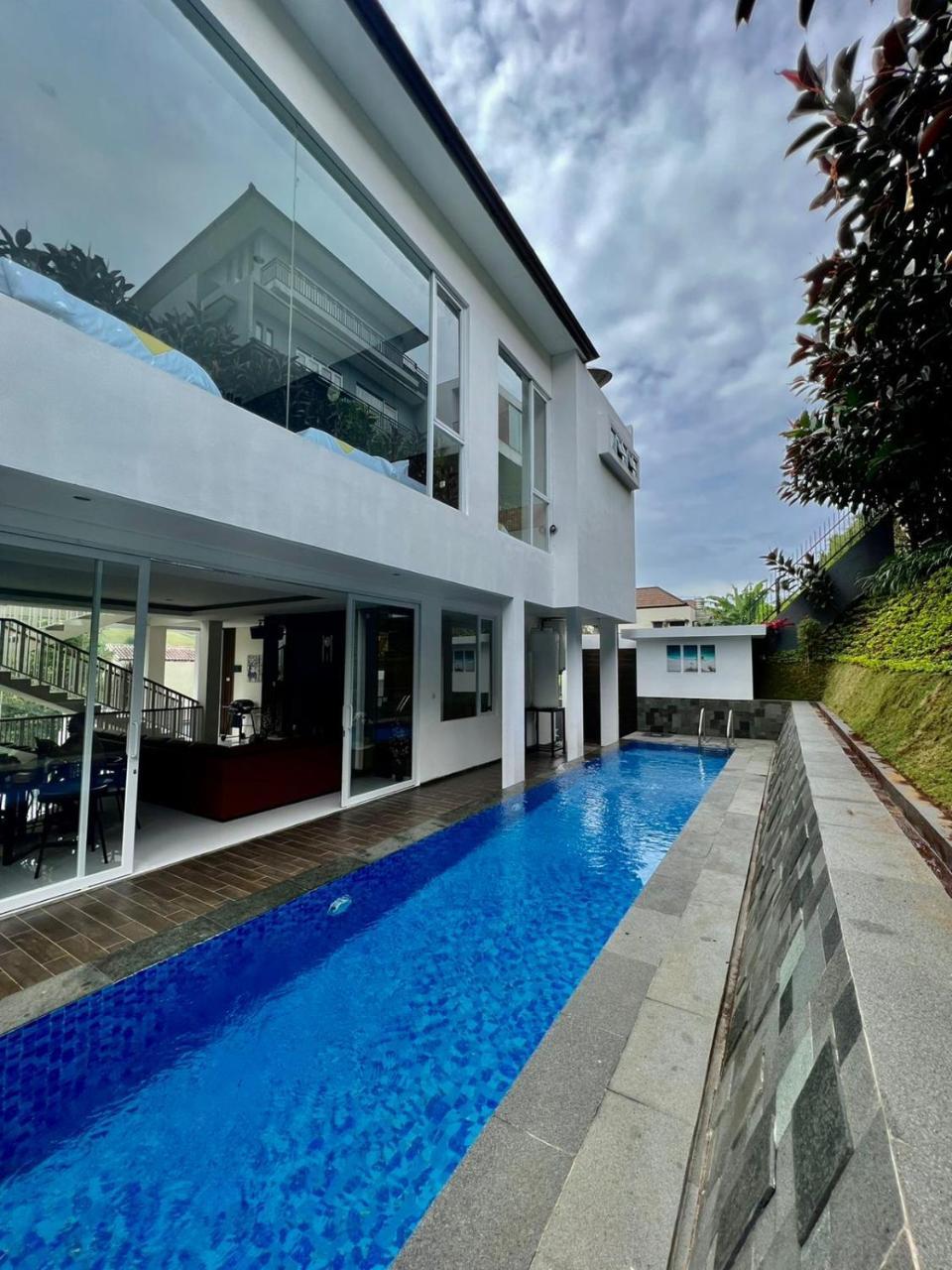 Platinum Yellow Bandung Villa 24 Pax Private Pool — 4-Star Luxury Hotel in Bandung, Indonesia