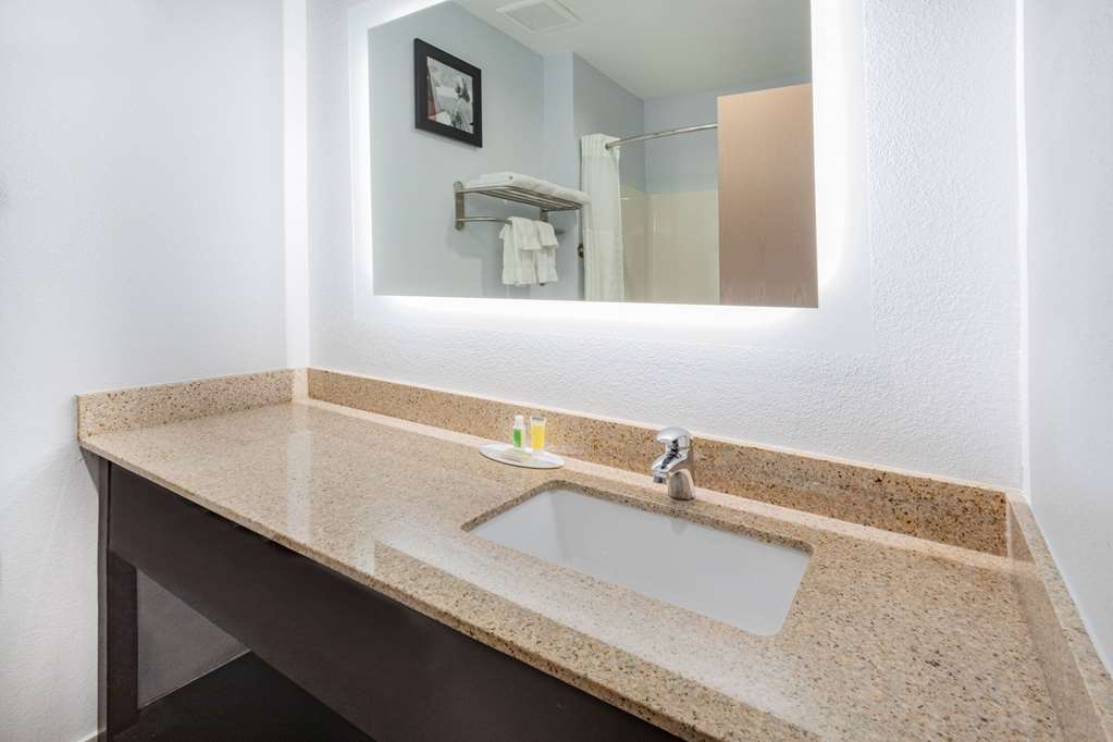 AmericInn by Wyndham Quincy - photo 27