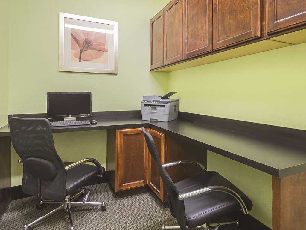 La Quinta Inn & Suites by Wyndham Fresno Northwest - photo 66