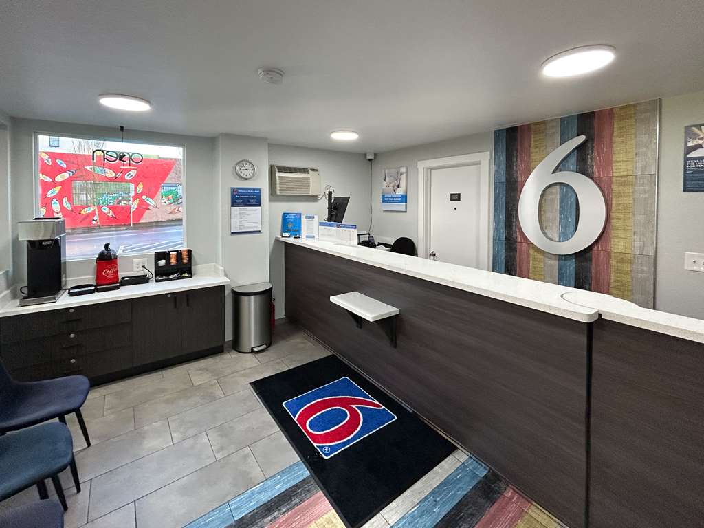 Econo Lodge Vancouver - photo 4