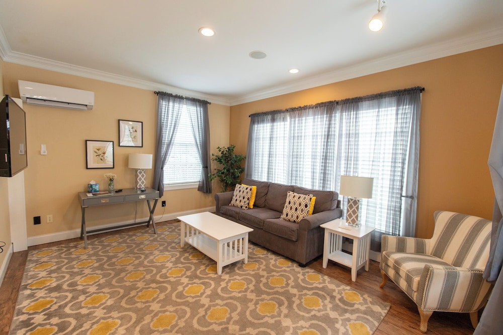 Howard's Creek Inn — hotel in White Sulphur Springs
