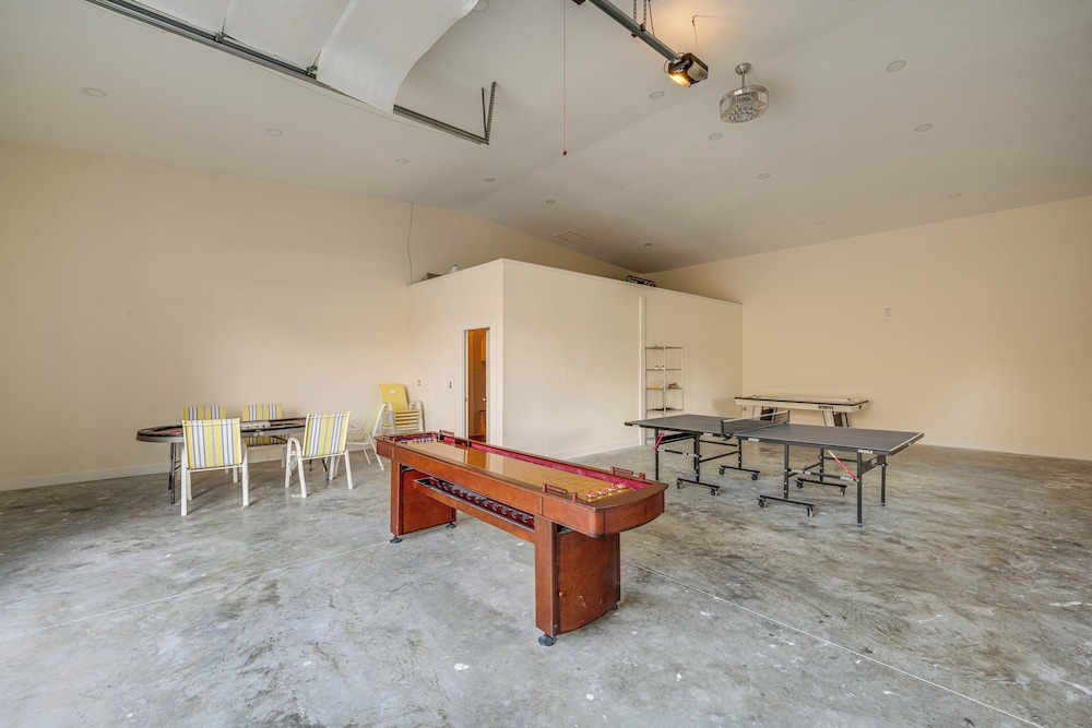 Spacious Mckinney Farm Getaway w Game Room — hotel in Melissa