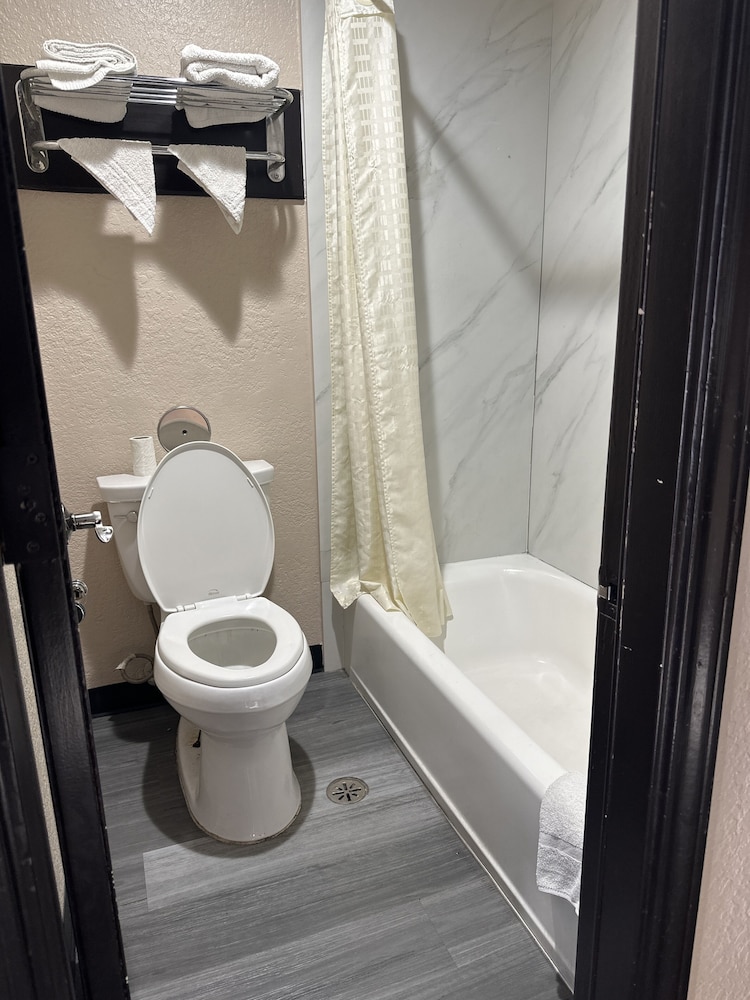 Luxury Inn and Suites - photo 16