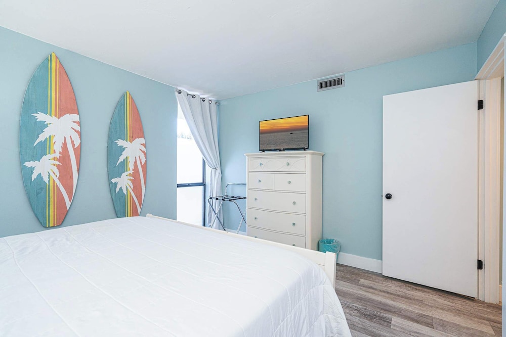Edgewater Oasis Gorgeous Resort Condo on Beach - photo 4