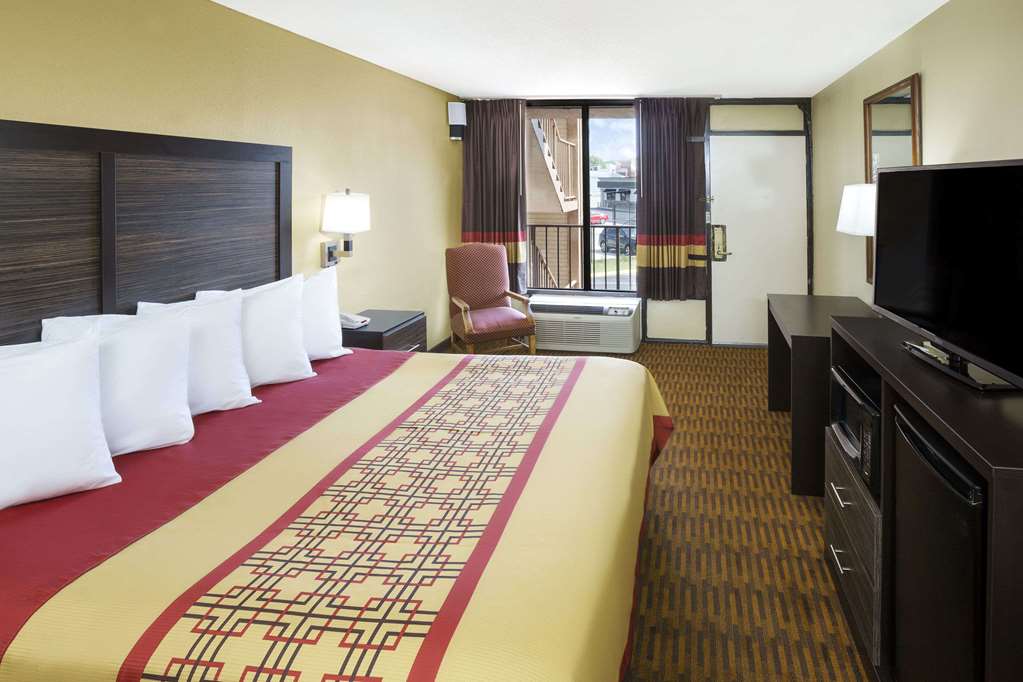 Days Inn by Wyndham Columbus North Fort Moore - photo 6