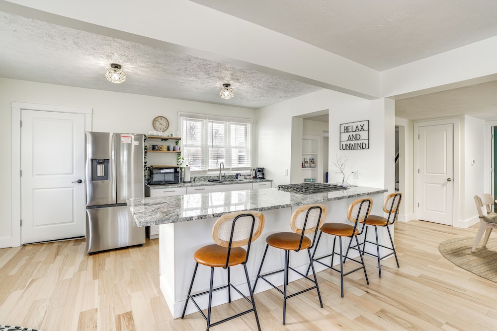 Serene South Haven Retreat w Deck: 1 Mi to Dtwn in South Haven, United States