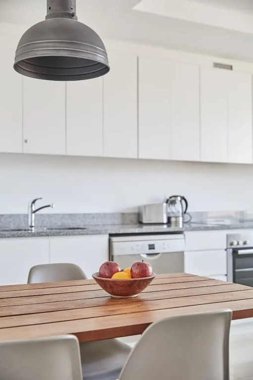 Luxury 1BR Green Point Walk to Sea Point Promenade Rooftop Pool Secure Parking