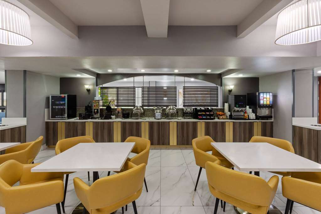 La Quinta Inn & Suites by Wyndham Olathe - photo 39