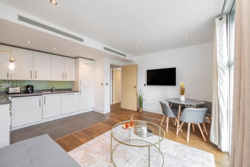 Stylish 2 Bedroom Apartment in Chelsea by Battersea Park with AC — 4-Star Luxury Hotel in London, United Kingdom