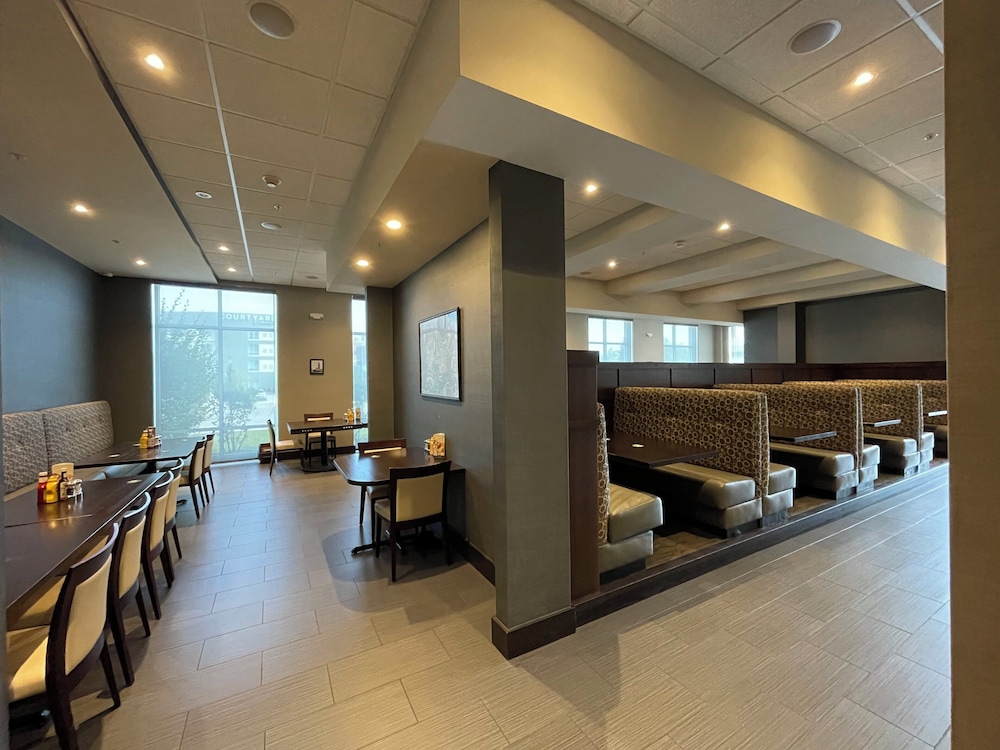 Holiday Inn Hotel & Suites Farmington Hills Detroit NW by IHG - photo 36