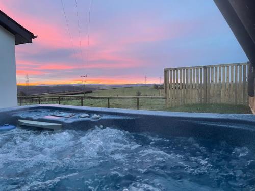 New Country Boutique Escape . Hot Tub in Bideford, United Kingdom