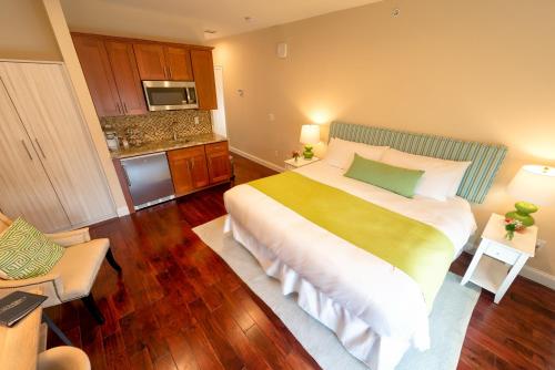 The East Island Reserve Hotel - photo 96