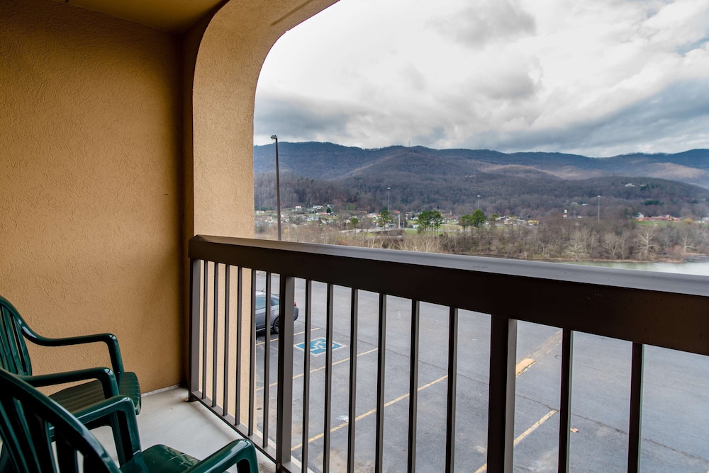 Hampton Inn Caryville I 75 Cove Lake State Park - photo 28