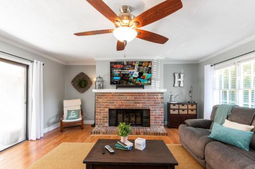 Fully Fenced Rustic Home Minutes From Truist Park — 4-Star Luxury Hotel in Atlanta, United States