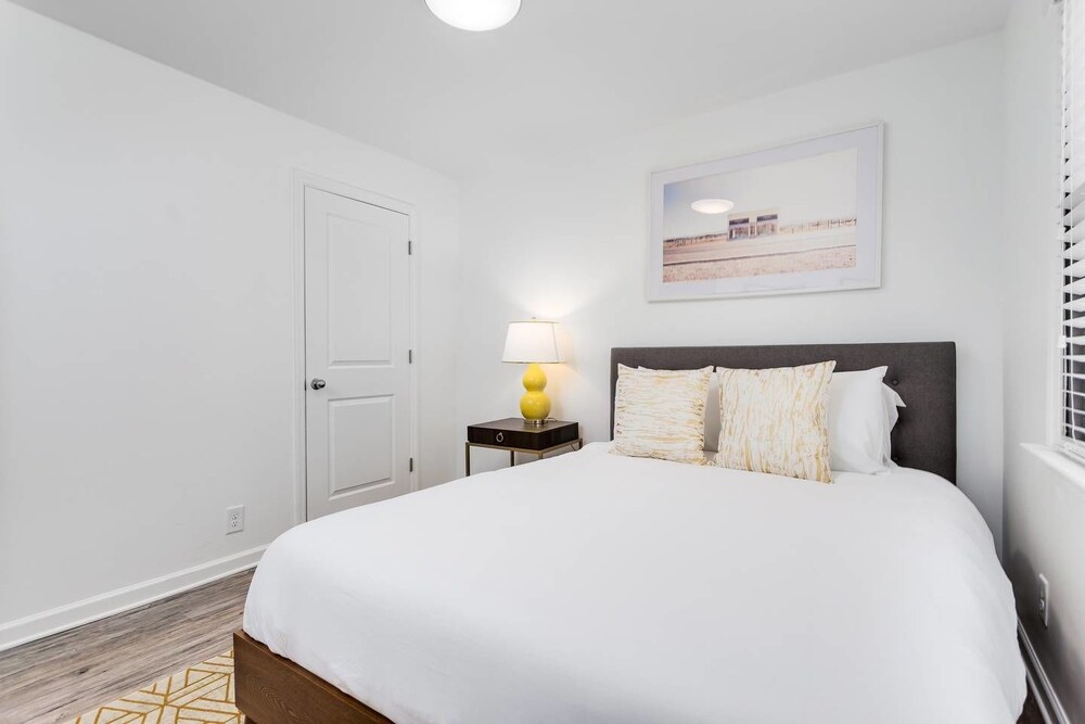 8 Bedrooms Comprised of 4 2BR Suites by Domio - photo 17